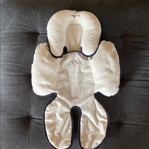 Kiddopotamus Infant Head and Body Support Pillow - Cream and Black double sided